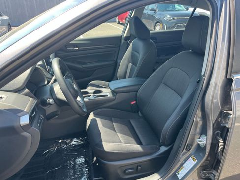 Used 2025 Nissan Altima 2.5 SV FWD image 37