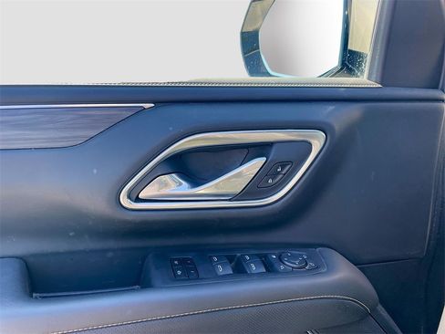 Used 2024 GMC Yukon XL SLT w/ SLT Luxury Package image 9