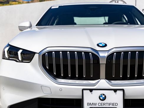 Used 2026 BMW 530i w/ Premium Package RWD image 9