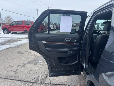 Used 2017 Ford Explorer Limited image 16
