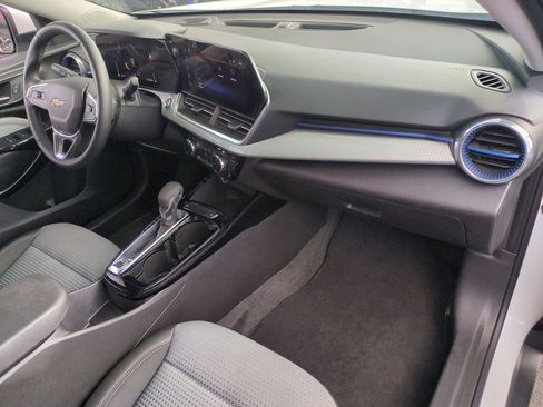 Used 2025 Chevrolet Trax LT w/ LT Convenience Package FWD image 25