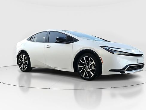 Certified 2025 Toyota Prius Plug-In Hybrid image 3