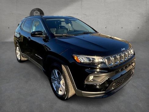 Used 2022 Jeep Compass Latitude image 3
