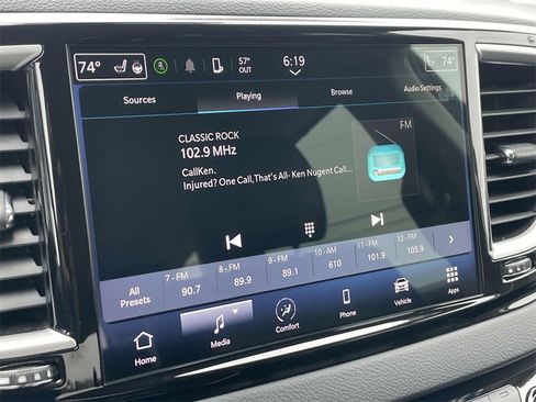 Used 2023 Chrysler Pacifica Touring-L image 25