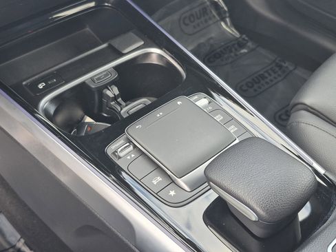 Used 2022 Mercedes-Benz GLB 250 image 28
