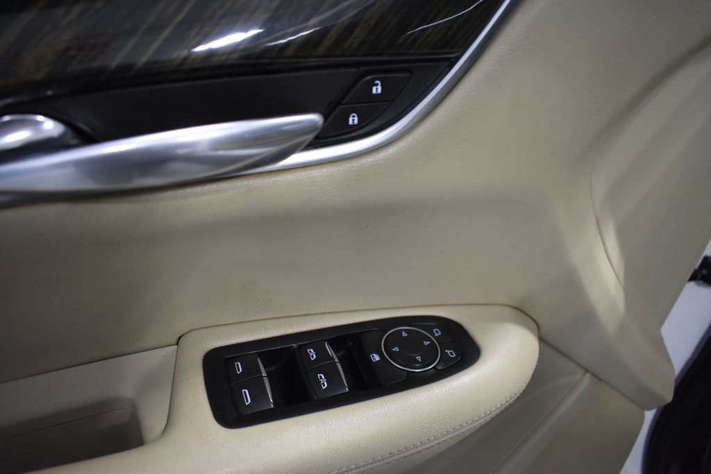 Used 2018 Cadillac XT5 FWD image 16