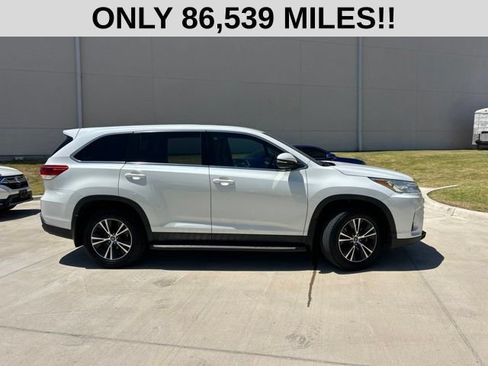 Used 2019 Toyota Highlander LE FWD image 2