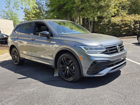 Used 2022 Volkswagen Tiguan SE R-Line image 3