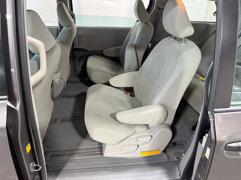Used 2011 Toyota Sienna w/ Towing Pkg FWD image 20