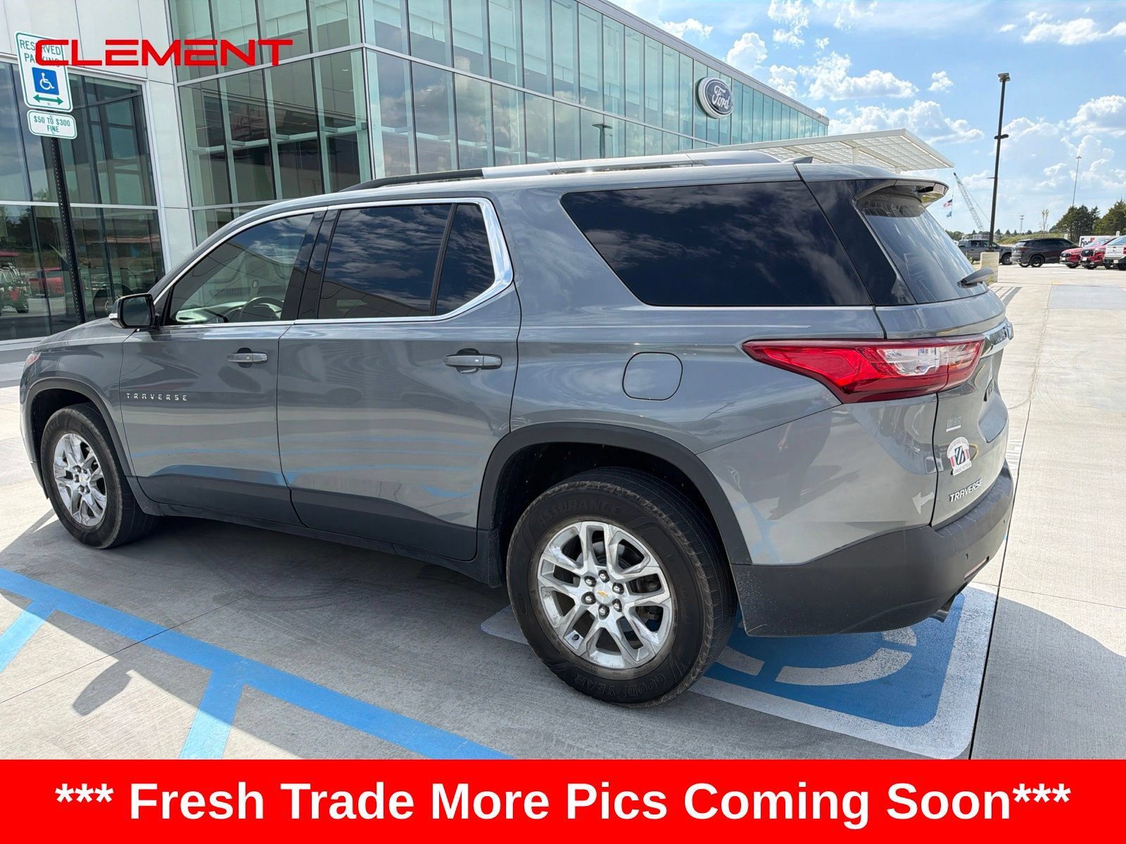 Used 2018 Chevrolet Traverse LT FWD image 4