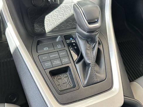 Used 2022 Toyota RAV4 XLE Premium image 21