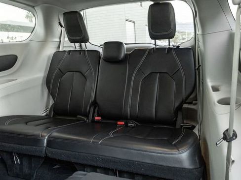 Used 2022 Chrysler Pacifica Touring-L image 14