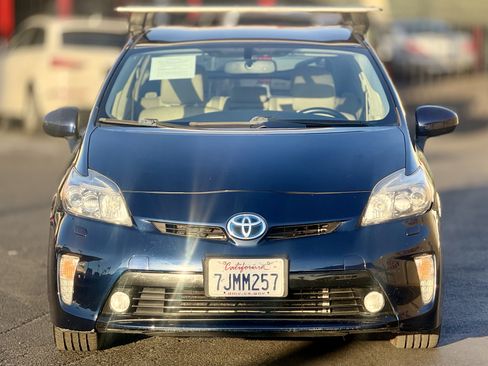 Used 2015 Toyota Prius Five FWD image 4