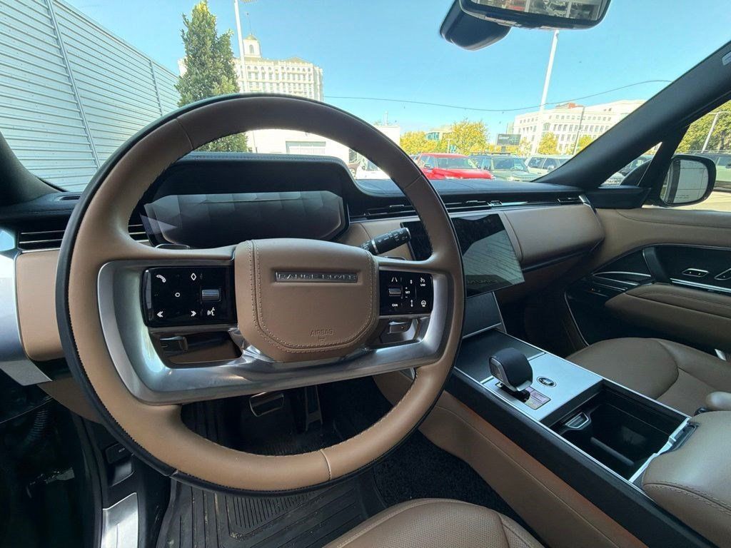 Used 2025 Land Rover Range Rover SE AWD/4WD image 15