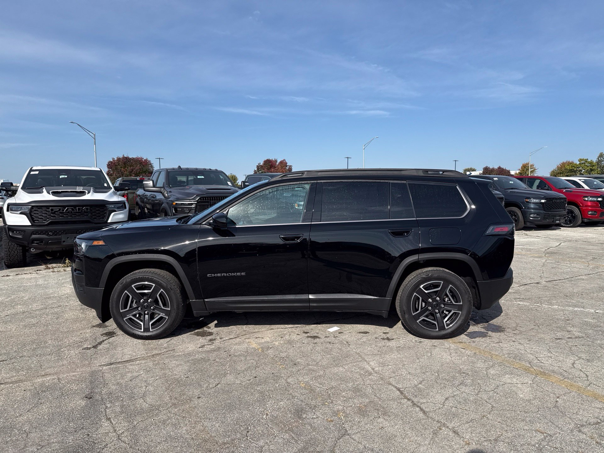 Used 2026 Jeep Cherokee Laredo AWD/4WD image 11