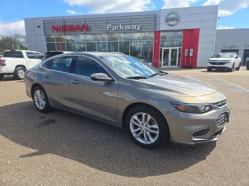 Used 2018 Chevrolet Malibu LT FWD image 1