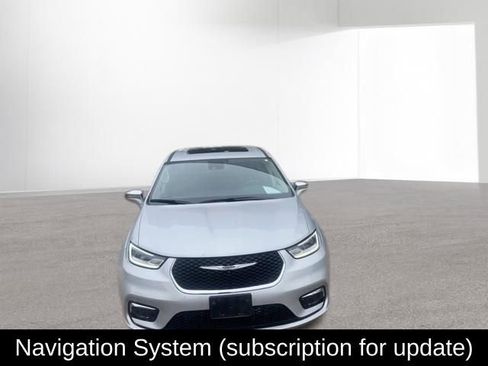 Used 2022 Chrysler Pacifica Limited w/ Uconnect Theater Family Group FWD image 3