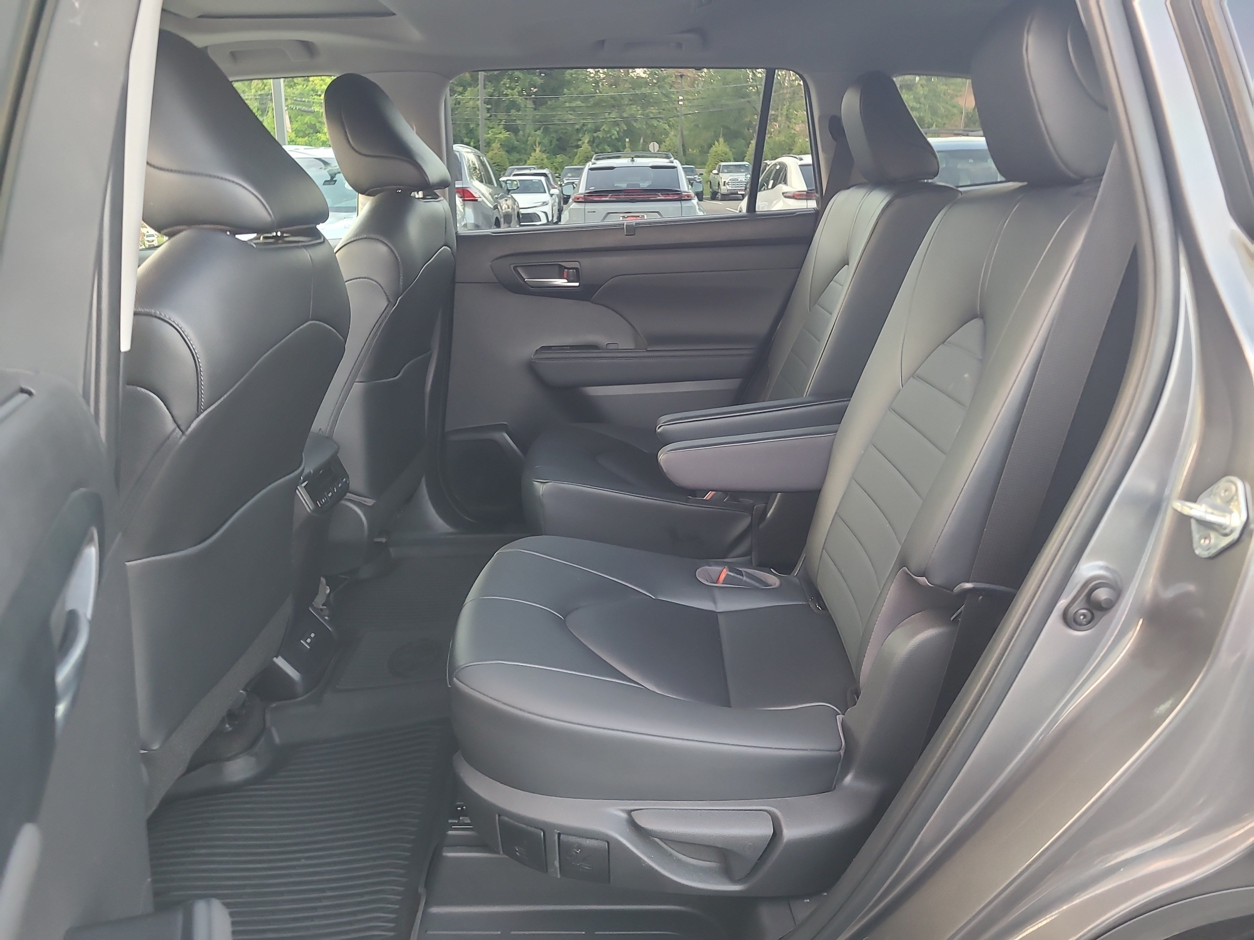 Used 2023 Toyota Highlander XLE AWD/4WD image 28