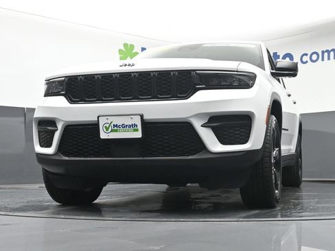 Used 2023 Jeep Grand Cherokee Altitude AWD/4WD image 7