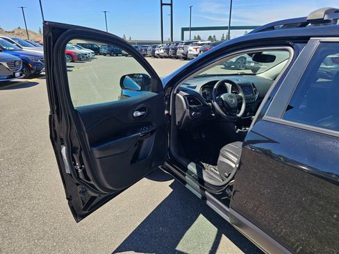 Used 2021 Jeep Cherokee Latitude Plus AWD/4WD image 18