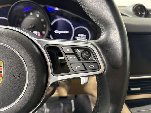Certified 2023 Porsche Cayenne Platinum Edition image 39