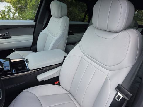 Used 2026 Land Rover Range Rover Sport SE image 11