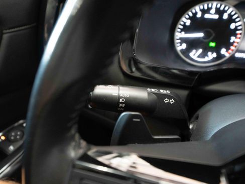 Used 2022 Nissan Pathfinder SV FWD image 13