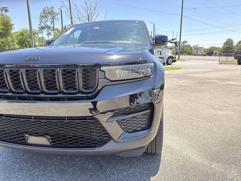Used 2023 Jeep Grand Cherokee Altitude AWD/4WD image 10