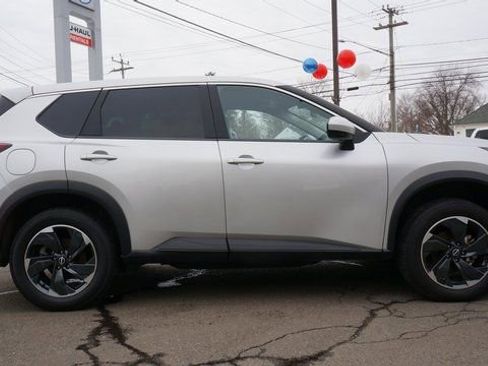 Used 2024 Nissan Rogue SV image 9