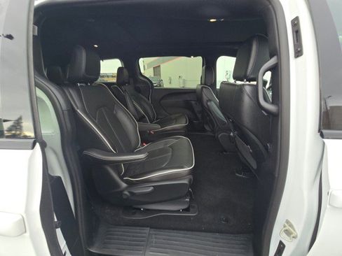 Used 2024 Chrysler Pacifica Premium image 13