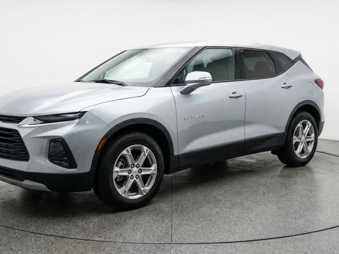 Used 2025 Chevrolet Blazer LT FWD image 3