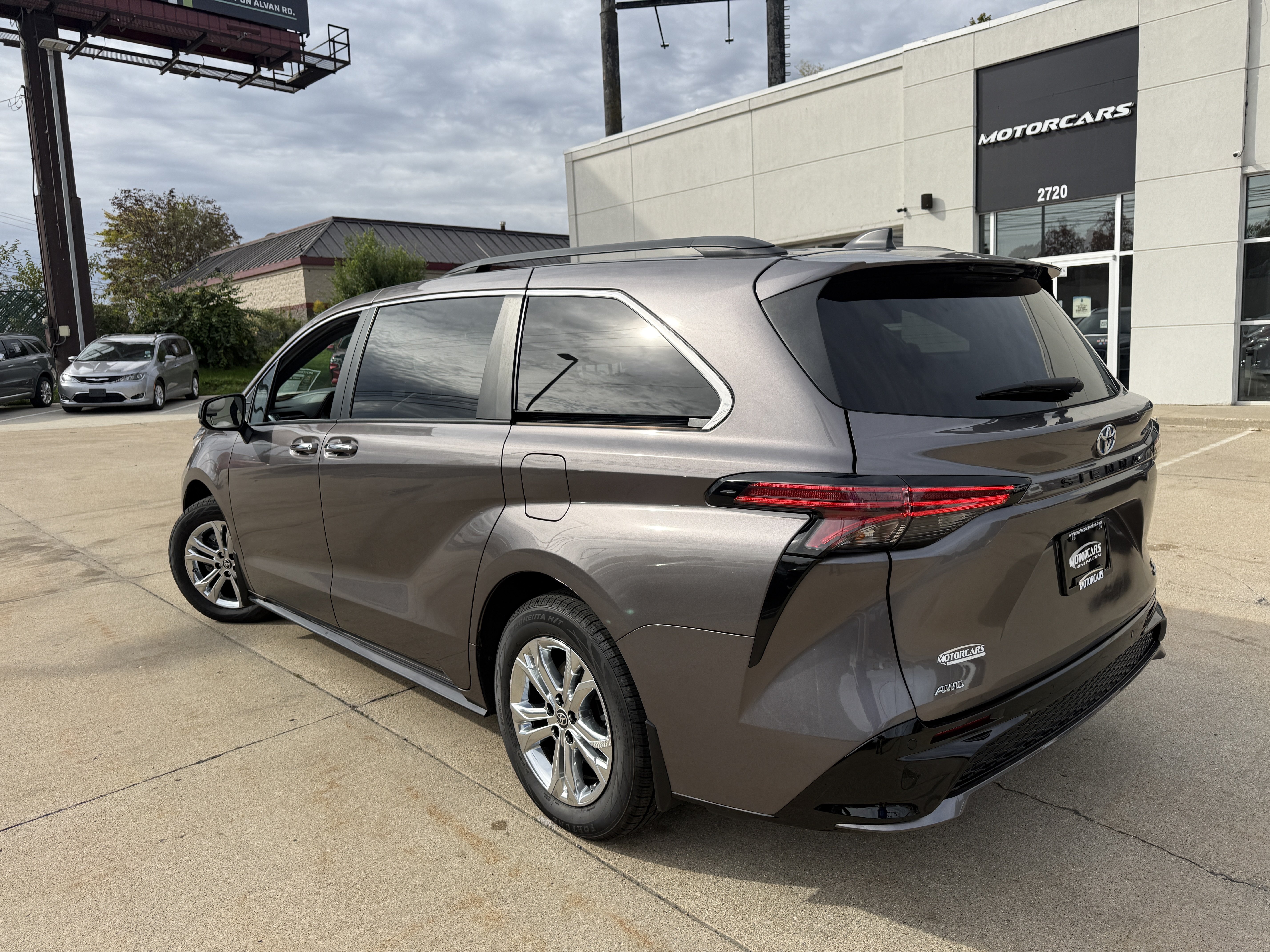 Used 2022 Toyota Sienna XSE AWD/4WD image 4