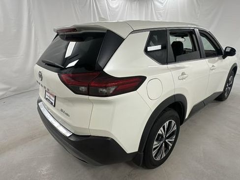 Used 2023 Nissan Rogue SV image 3