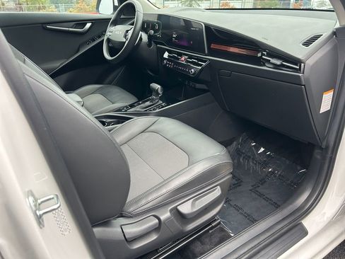 Used 2023 Kia Niro EX image 26