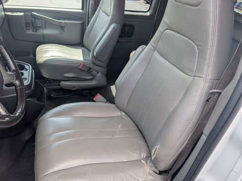 Used 2018 Chevrolet Express 3500 LS RWD image 9