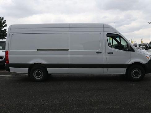 Used 2025 Mercedes-Benz Sprinter 2500 image 3