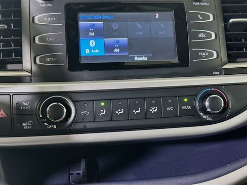 Used 2018 Toyota Highlander LE FWD image 23