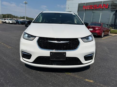 Used 2024 Chrysler Pacifica Touring-L FWD image 2