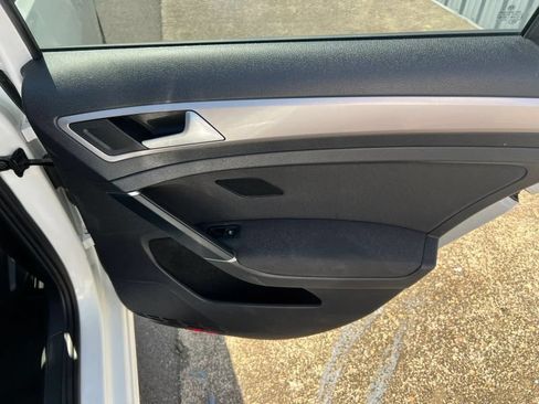 Used 2016 Volkswagen e-Golf SE w/ DC Fast Charging Package FWD image 10