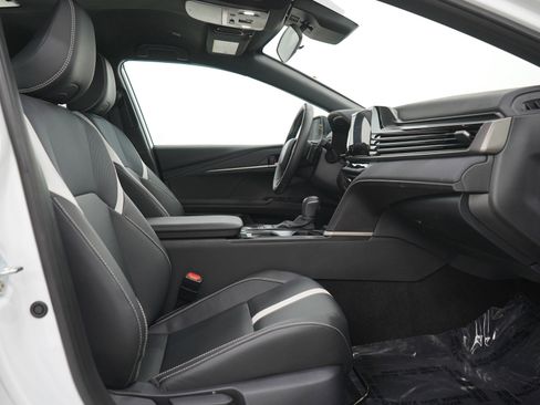 Used 2025 Toyota Camry SE image 12