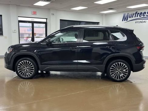 Used 2025 Volkswagen Taos SE FWD image 8