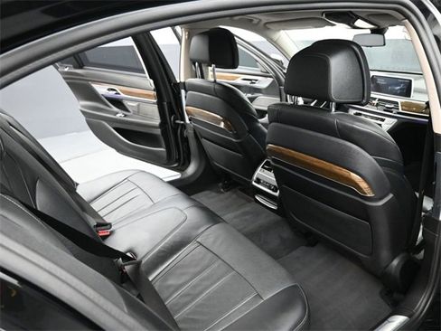 Used 2019 BMW 740i w/ Executive Package image 21