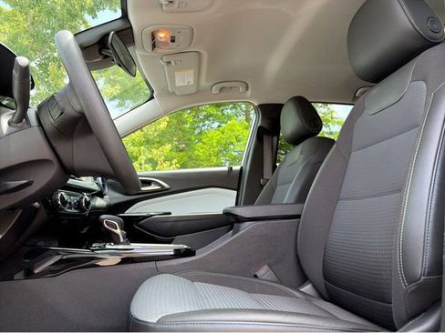 Used 2025 Chevrolet Trax LT FWD image 6
