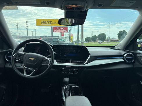 Used 2025 Chevrolet Trax LT w/ LT Convenience Package FWD image 32
