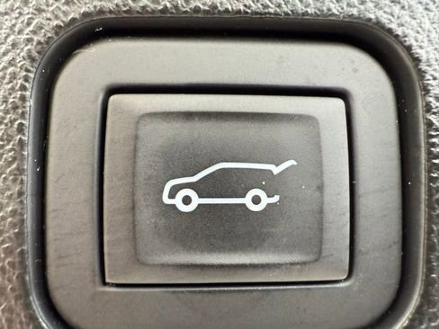 Used 2023 GMC Acadia SLE w/ Driver Convenience Package image 13