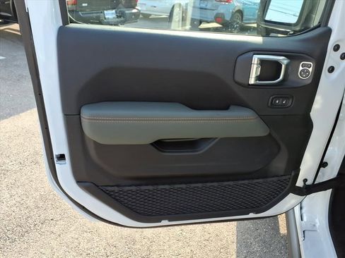 New 2025 Jeep Gladiator Mojave image 9