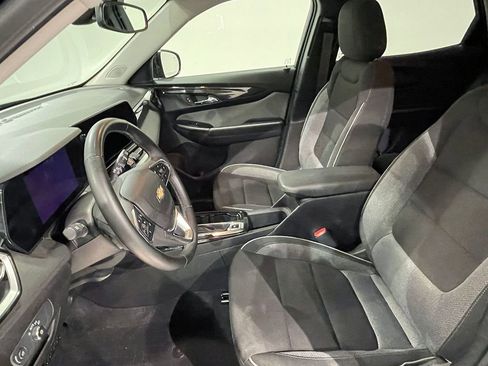 Used 2025 Chevrolet TrailBlazer LT w/ Convenience Package FWD image 3
