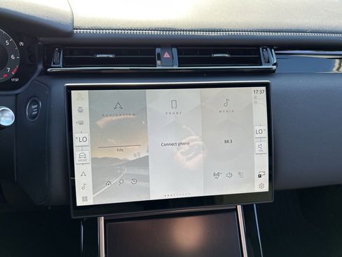 New 2026 Land Rover Range Rover Velar Dynamic SE image 25