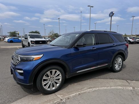 Used 2022 Ford Explorer Limited w/ Equipment Group 301A AWD/4WD image 3