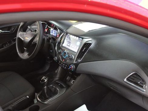 Used 2017 Chevrolet Cruze LT FWD image 12